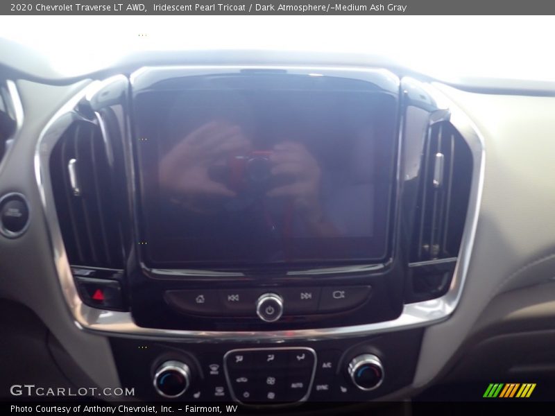 Iridescent Pearl Tricoat / Dark Atmosphere/­Medium Ash Gray 2020 Chevrolet Traverse LT AWD