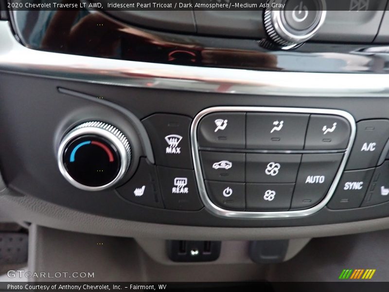 Iridescent Pearl Tricoat / Dark Atmosphere/­Medium Ash Gray 2020 Chevrolet Traverse LT AWD