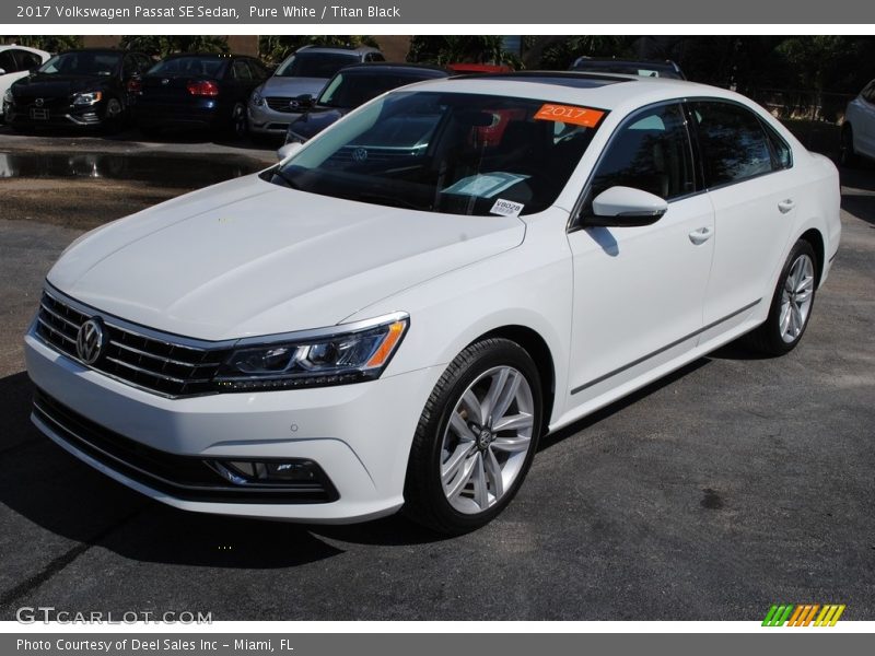 Pure White / Titan Black 2017 Volkswagen Passat SE Sedan
