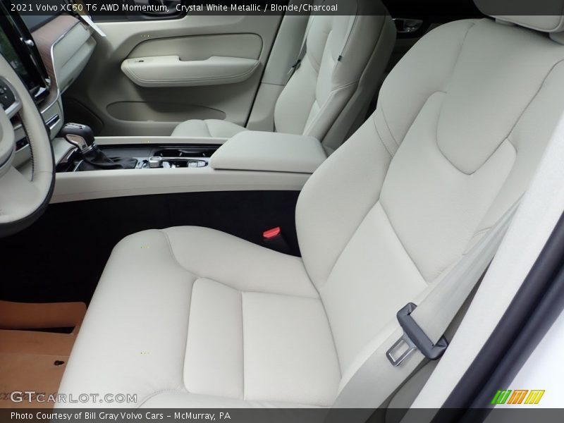 Crystal White Metallic / Blonde/Charcoal 2021 Volvo XC60 T6 AWD Momentum