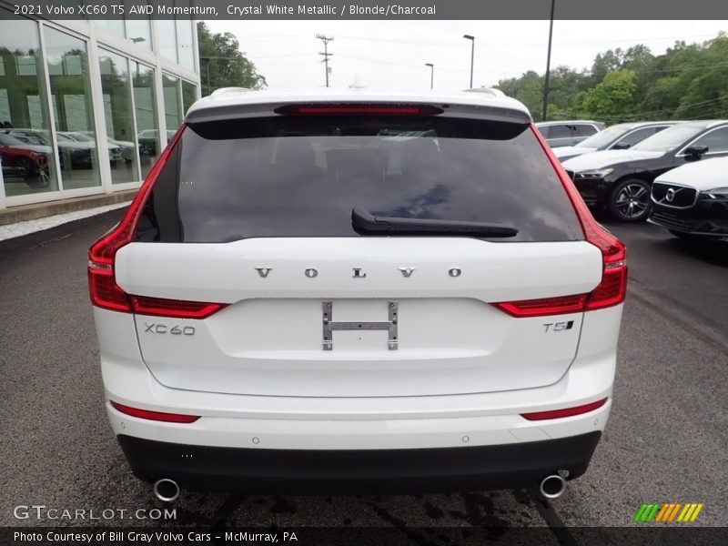 Crystal White Metallic / Blonde/Charcoal 2021 Volvo XC60 T5 AWD Momentum