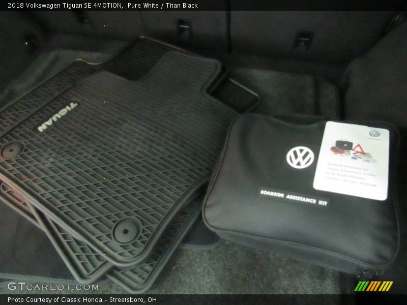 Pure White / Titan Black 2018 Volkswagen Tiguan SE 4MOTION