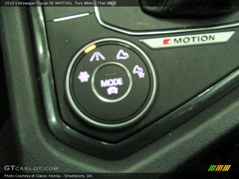 Pure White / Titan Black 2018 Volkswagen Tiguan SE 4MOTION