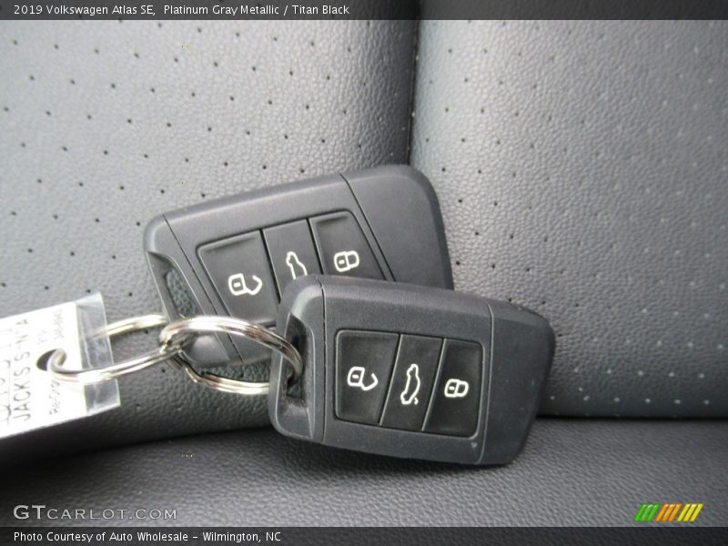 Platinum Gray Metallic / Titan Black 2019 Volkswagen Atlas SE