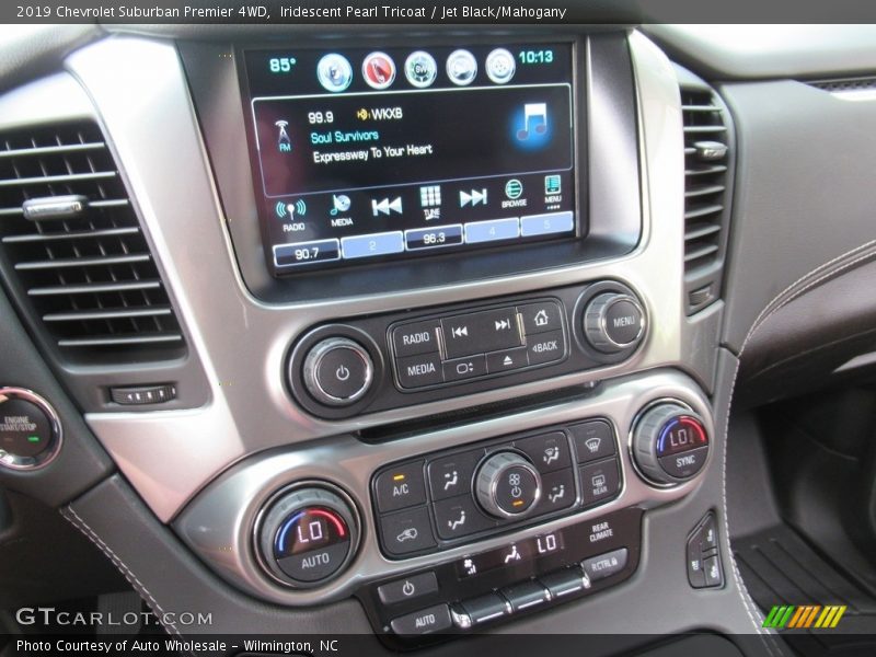 Iridescent Pearl Tricoat / Jet Black/Mahogany 2019 Chevrolet Suburban Premier 4WD