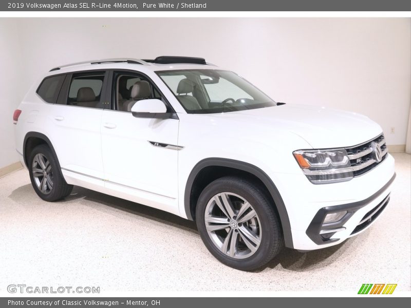 Front 3/4 View of 2019 Atlas SEL R-Line 4Motion