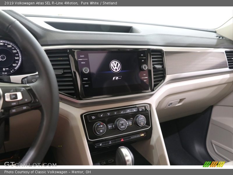 Controls of 2019 Atlas SEL R-Line 4Motion