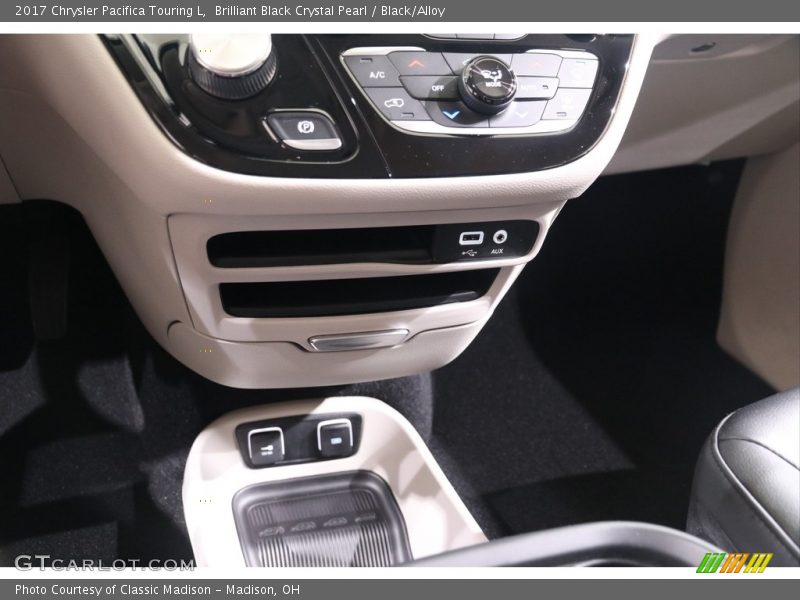 Brilliant Black Crystal Pearl / Black/Alloy 2017 Chrysler Pacifica Touring L