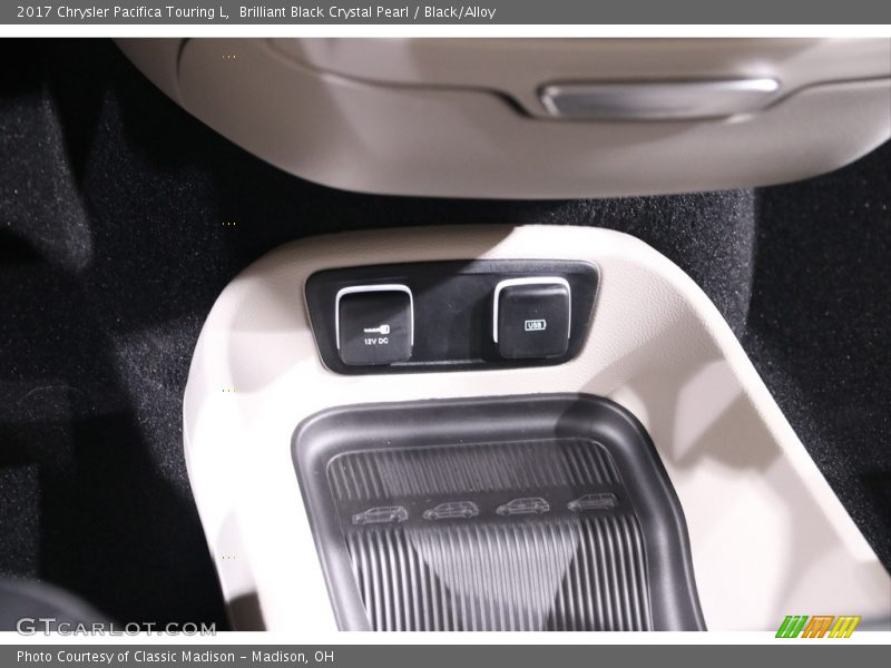 Brilliant Black Crystal Pearl / Black/Alloy 2017 Chrysler Pacifica Touring L