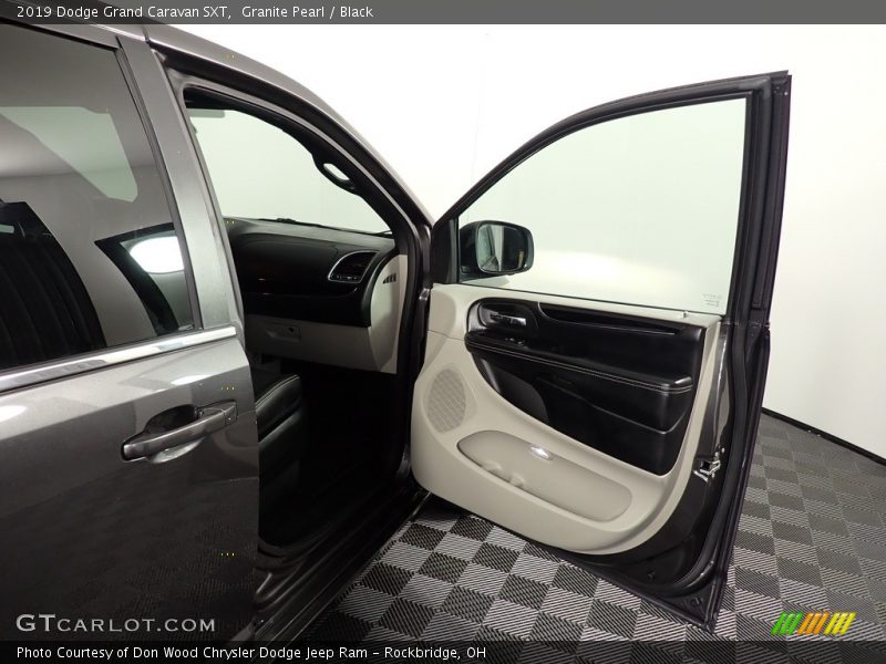 Granite Pearl / Black 2019 Dodge Grand Caravan SXT