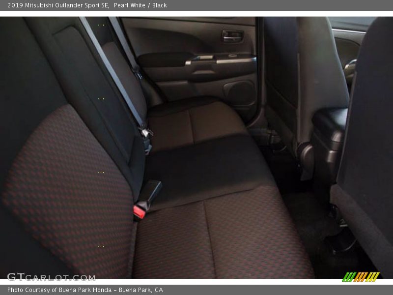 Pearl White / Black 2019 Mitsubishi Outlander Sport SE