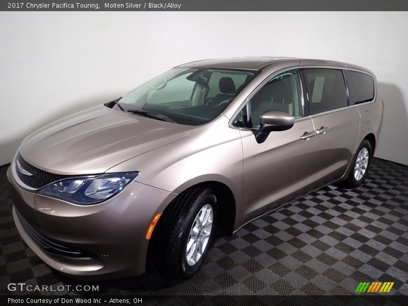 Front 3/4 View of 2017 Pacifica Touring