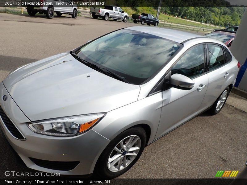 Ingot Silver / Charcoal Black 2017 Ford Focus SE Sedan