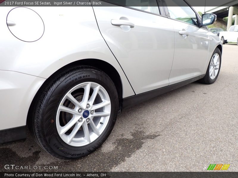 Ingot Silver / Charcoal Black 2017 Ford Focus SE Sedan