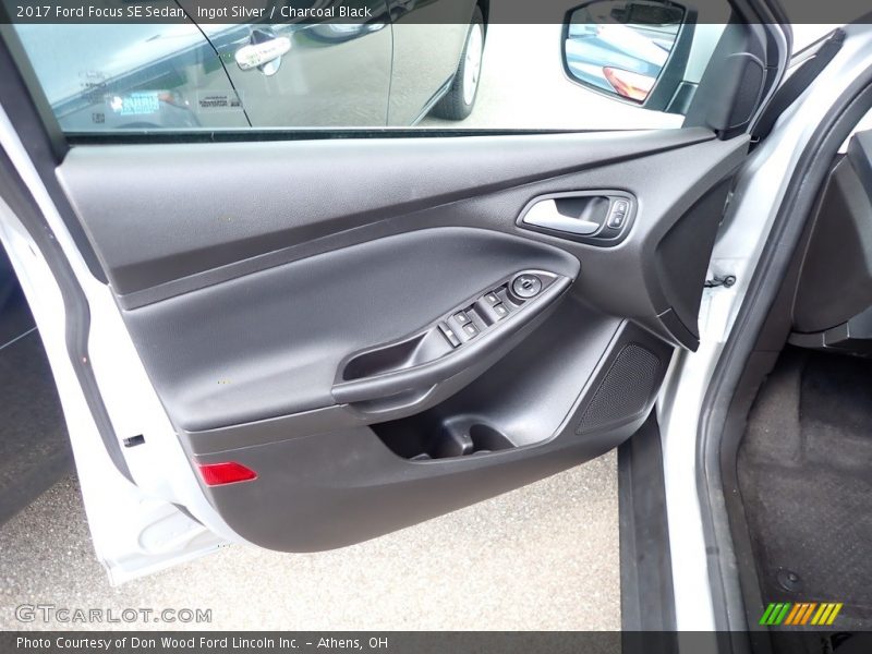 Ingot Silver / Charcoal Black 2017 Ford Focus SE Sedan