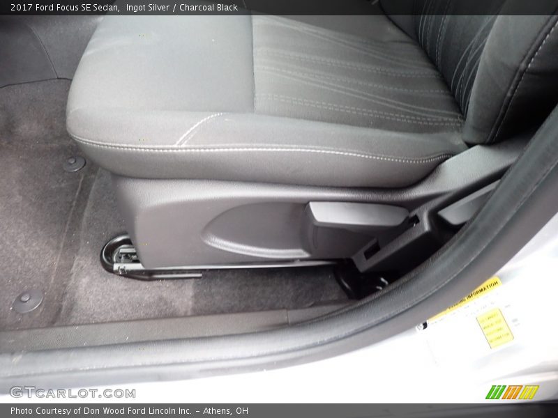 Ingot Silver / Charcoal Black 2017 Ford Focus SE Sedan