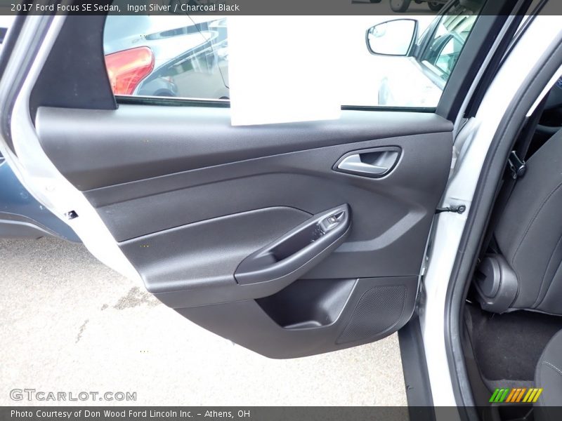 Ingot Silver / Charcoal Black 2017 Ford Focus SE Sedan