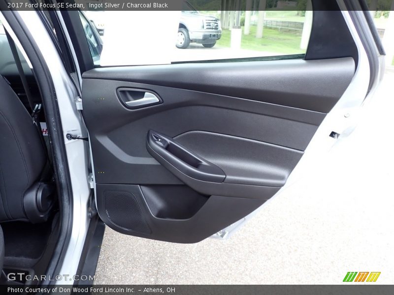 Ingot Silver / Charcoal Black 2017 Ford Focus SE Sedan