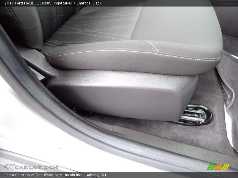 Ingot Silver / Charcoal Black 2017 Ford Focus SE Sedan
