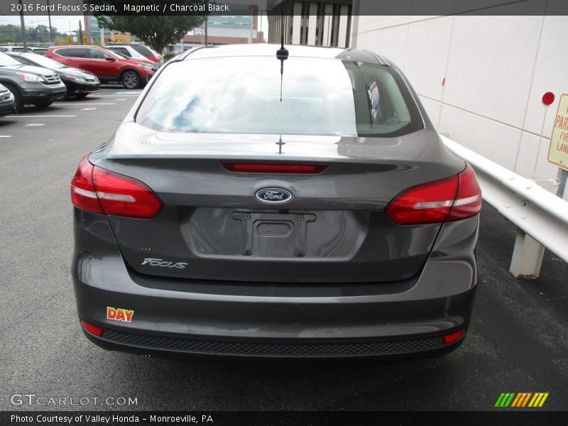 Magnetic / Charcoal Black 2016 Ford Focus S Sedan