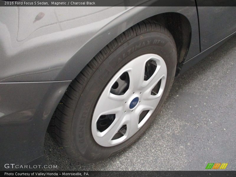 Magnetic / Charcoal Black 2016 Ford Focus S Sedan