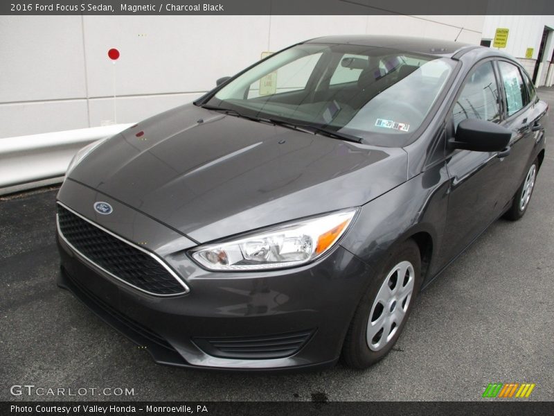 Magnetic / Charcoal Black 2016 Ford Focus S Sedan