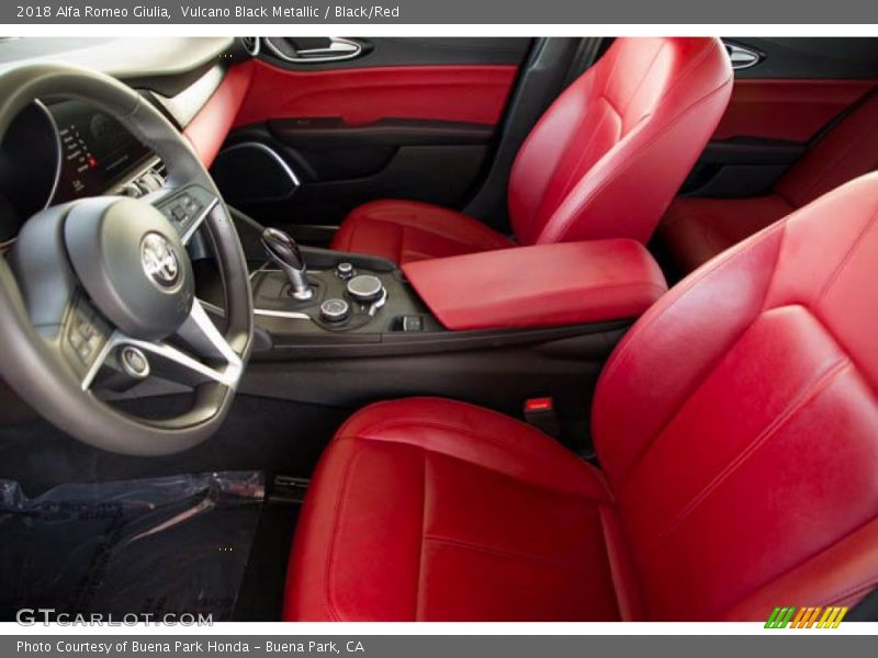 Vulcano Black Metallic / Black/Red 2018 Alfa Romeo Giulia