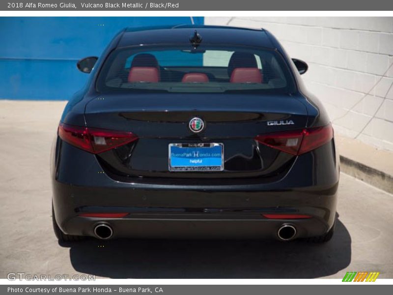 Vulcano Black Metallic / Black/Red 2018 Alfa Romeo Giulia