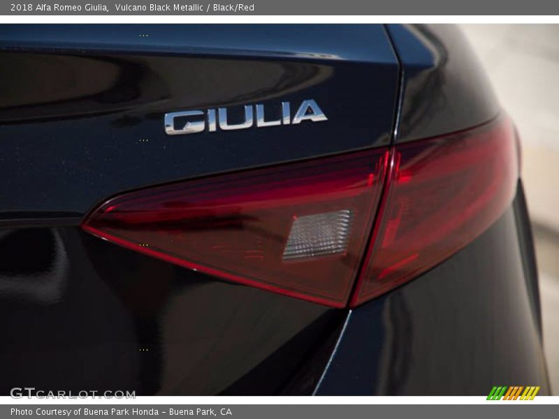 Vulcano Black Metallic / Black/Red 2018 Alfa Romeo Giulia