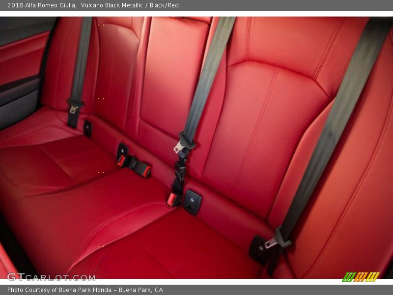 Vulcano Black Metallic / Black/Red 2018 Alfa Romeo Giulia