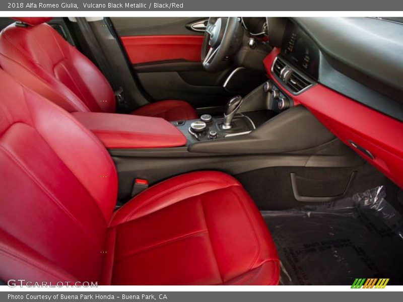 Vulcano Black Metallic / Black/Red 2018 Alfa Romeo Giulia