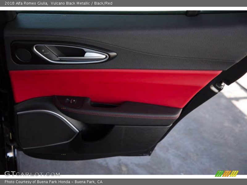 Vulcano Black Metallic / Black/Red 2018 Alfa Romeo Giulia