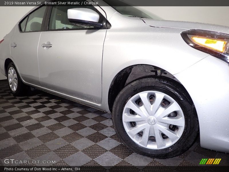Brilliant Silver Metallic / Charcoal 2019 Nissan Versa SV