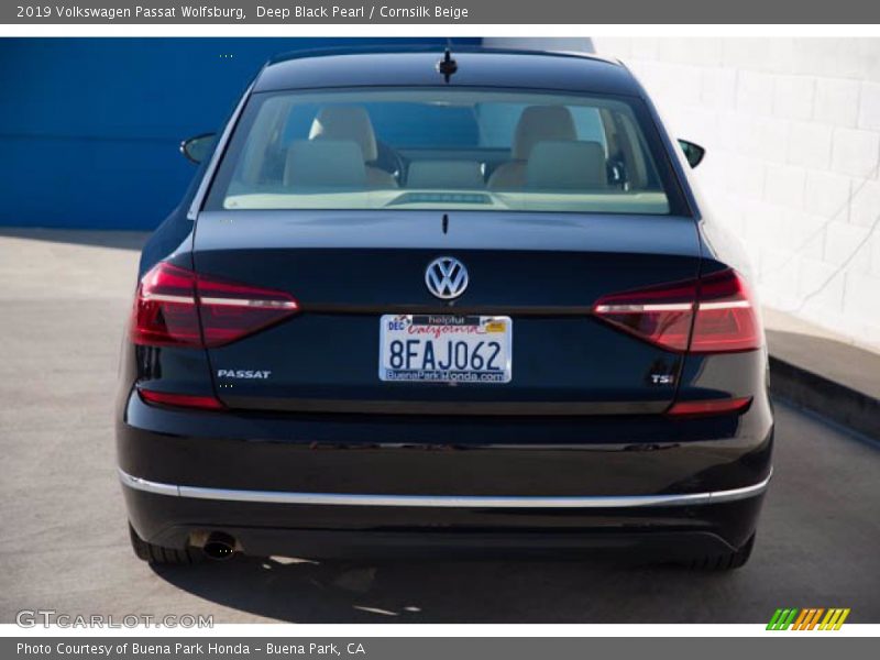 Deep Black Pearl / Cornsilk Beige 2019 Volkswagen Passat Wolfsburg