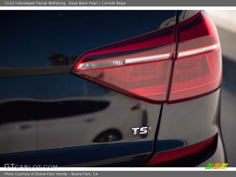 Deep Black Pearl / Cornsilk Beige 2019 Volkswagen Passat Wolfsburg