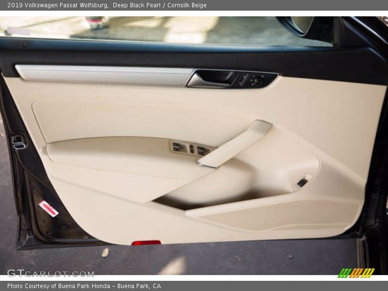 Deep Black Pearl / Cornsilk Beige 2019 Volkswagen Passat Wolfsburg