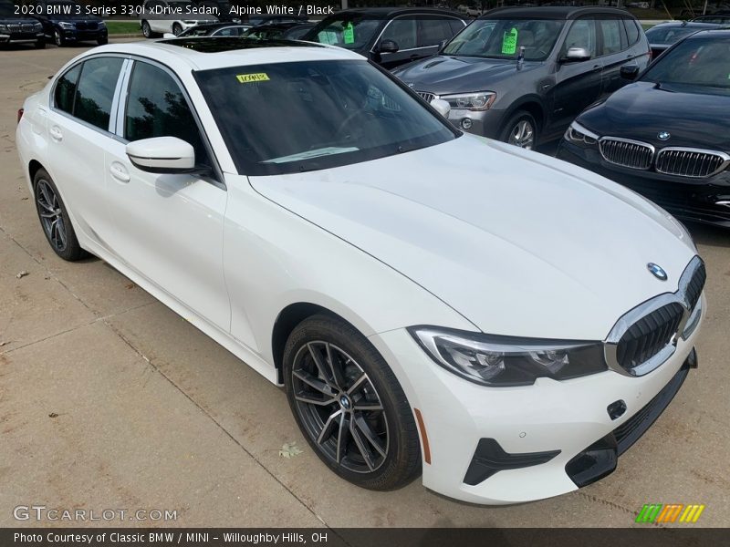 Front 3/4 View of 2020 3 Series 330i xDrive Sedan