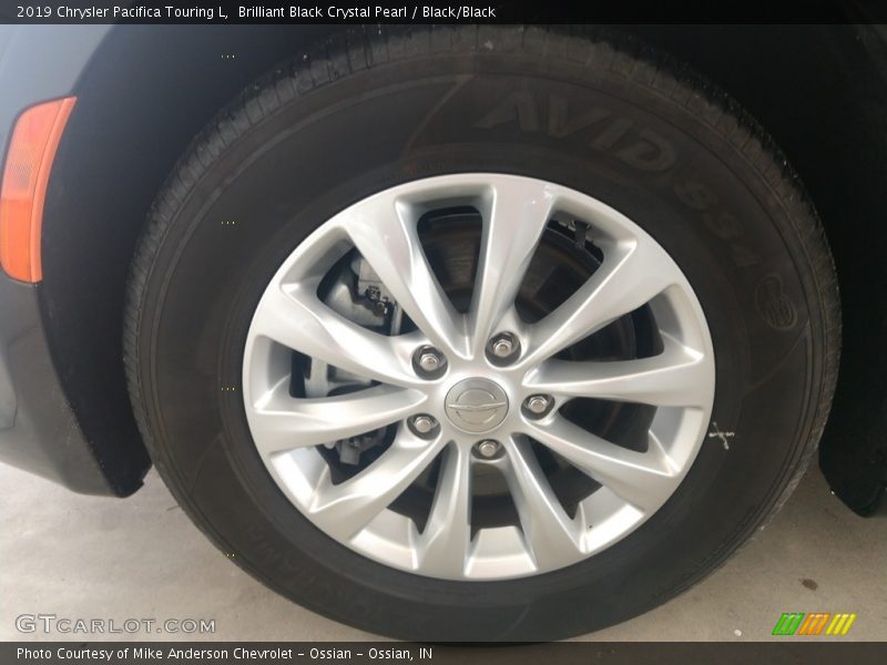 Brilliant Black Crystal Pearl / Black/Black 2019 Chrysler Pacifica Touring L