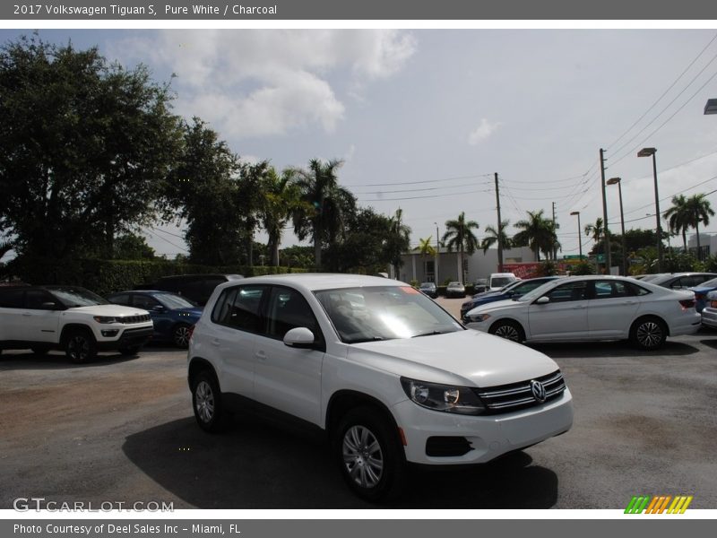 Pure White / Charcoal 2017 Volkswagen Tiguan S