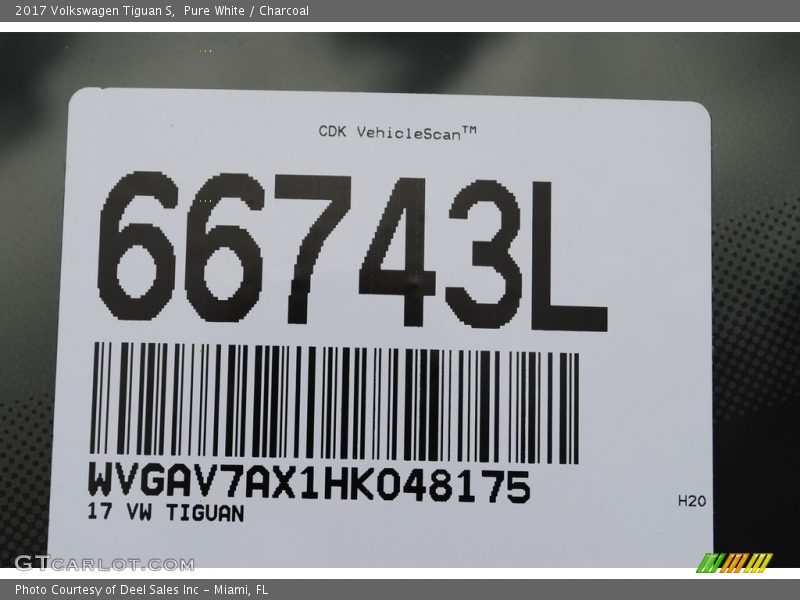 Pure White / Charcoal 2017 Volkswagen Tiguan S