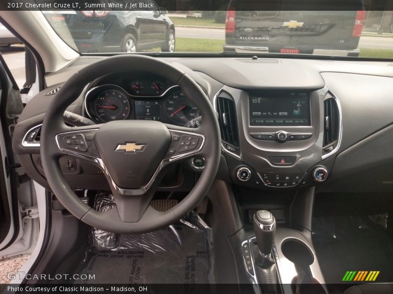 Summit White / Jet Black 2017 Chevrolet Cruze LT