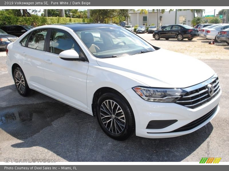 Pure White / Dark Beige 2019 Volkswagen Jetta SE