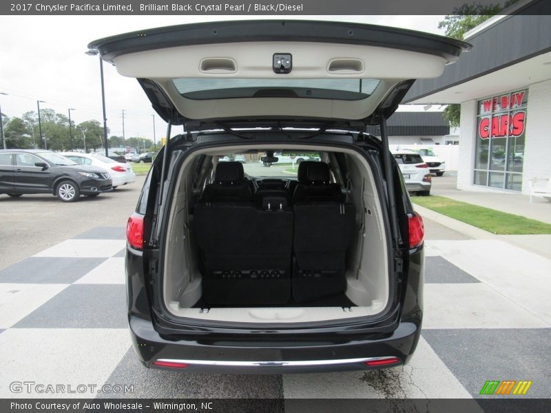 Brilliant Black Crystal Pearl / Black/Diesel 2017 Chrysler Pacifica Limited
