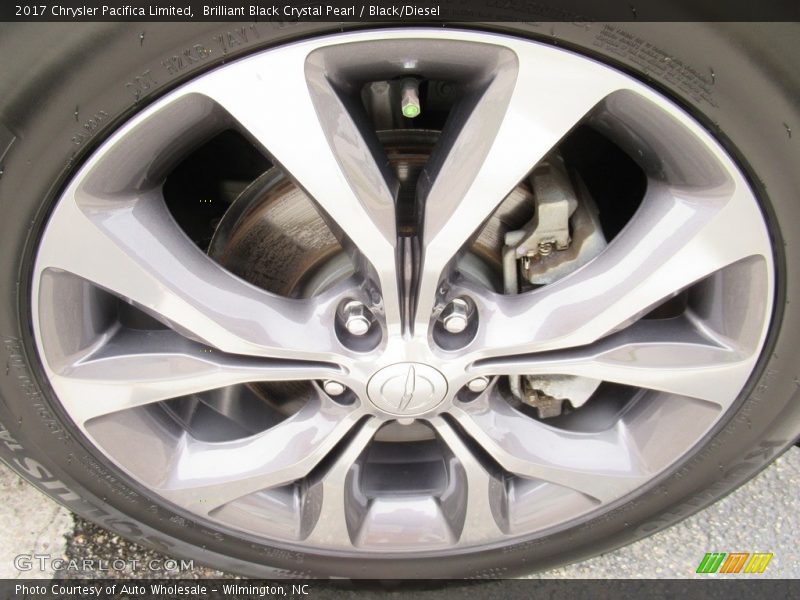 Brilliant Black Crystal Pearl / Black/Diesel 2017 Chrysler Pacifica Limited