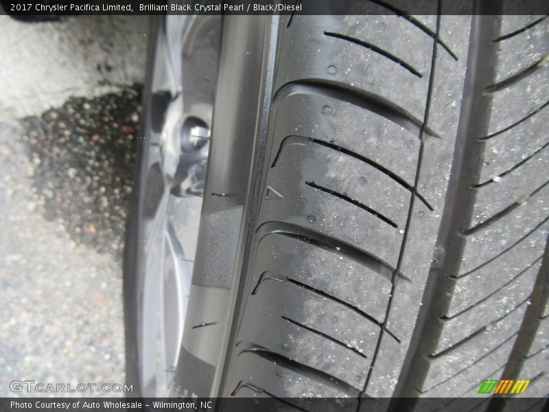 Brilliant Black Crystal Pearl / Black/Diesel 2017 Chrysler Pacifica Limited