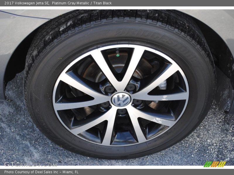 Platinum Gray Metallic / Titan Black 2017 Volkswagen Jetta SE