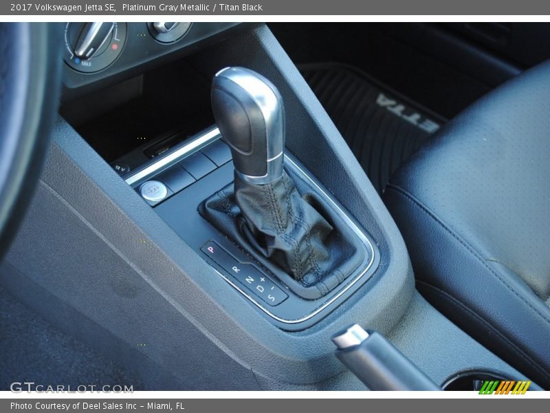 Platinum Gray Metallic / Titan Black 2017 Volkswagen Jetta SE