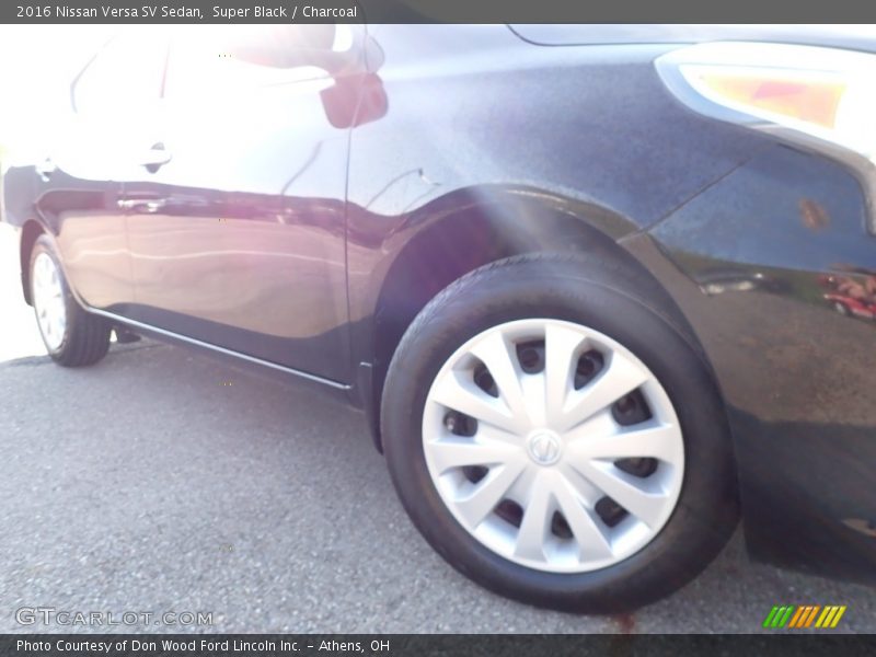 Super Black / Charcoal 2016 Nissan Versa SV Sedan