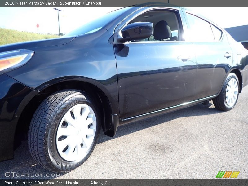 Super Black / Charcoal 2016 Nissan Versa SV Sedan