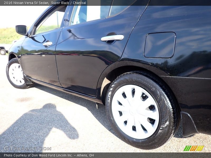 Super Black / Charcoal 2016 Nissan Versa SV Sedan